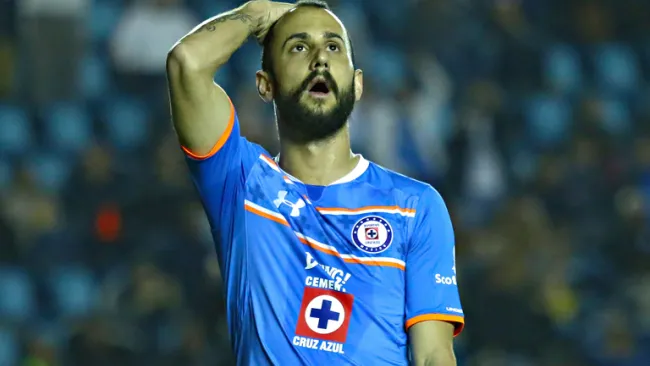 Víctor Vázquez se lamenta en partido de Cruz Azul