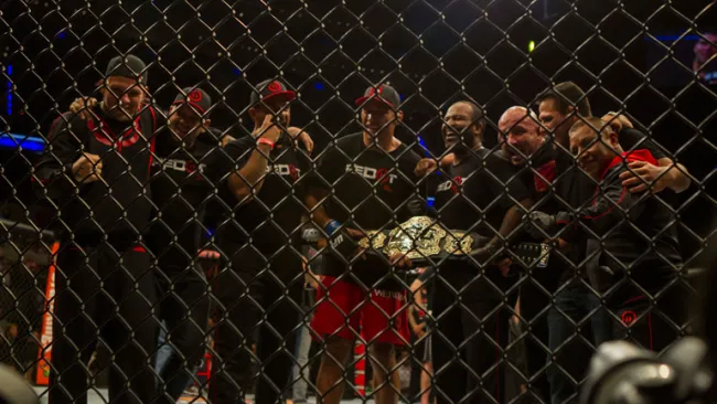 Werdum presume el título que le ganó a Caín Velásquez