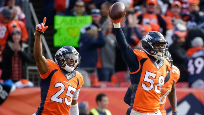 Von Miller celebra con el ovoide tras interceptar un pase de Brady