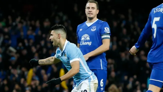 Agüero festeja gol contra Liverpool