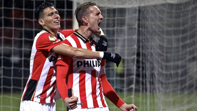 Moreno felicita a Luuk de Jong tras anotar un gol