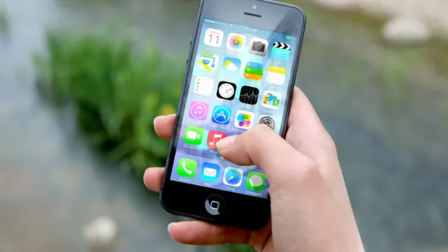 El padre fue encarcelado por retiar el teléfono a su hija