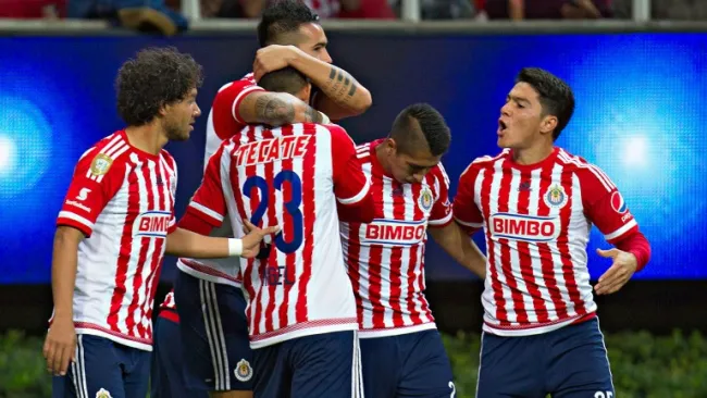 Chivas festeja gol de Michel Vázquez