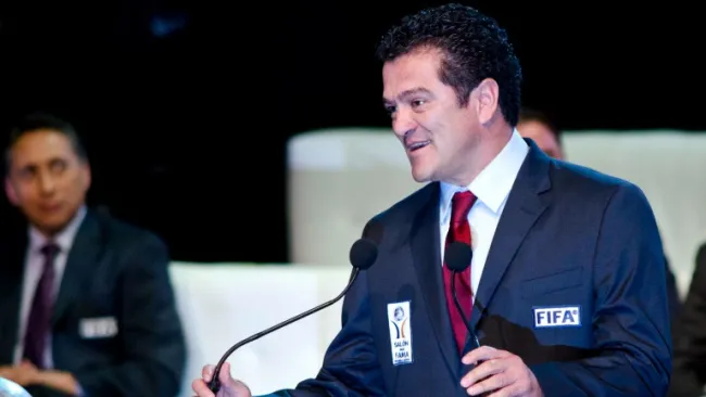 Carlos Hermosillo durante un evento