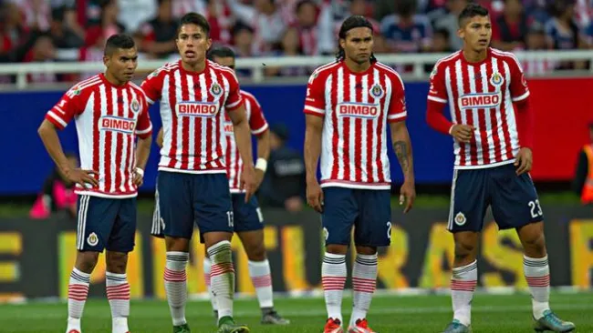 Jugadores del Rebaño observan la cancha