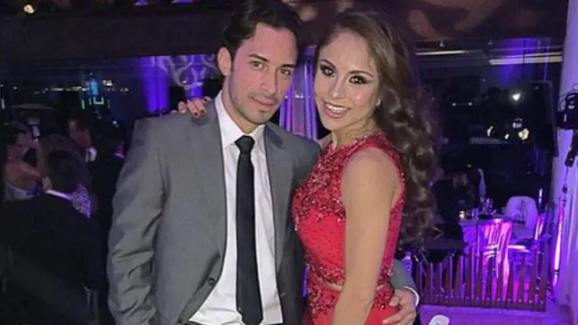 Paola Longoria posa junto a su novio
