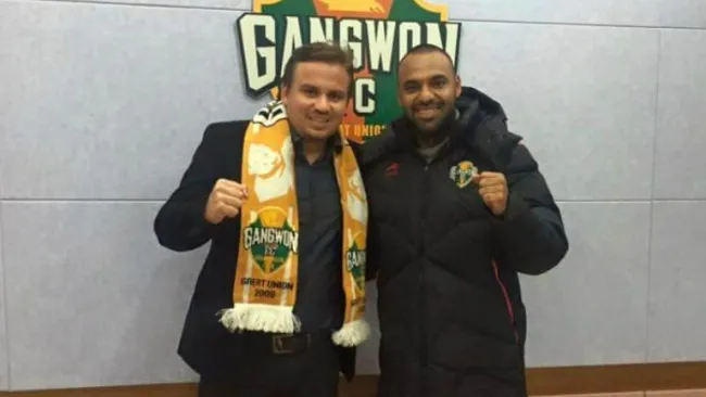 Edgar Pacheco posa con el escudo del equipo