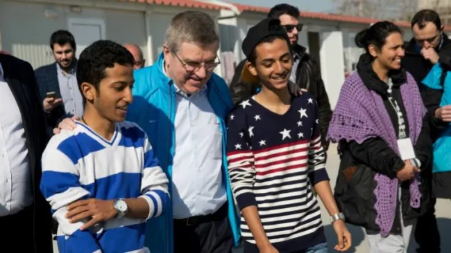 Thomas Bach convive con los refugiados del centro de Eleona