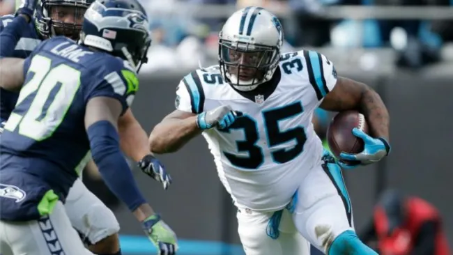 Mike Tolbert protege el ovoide en enfrentamiento contra Seattle