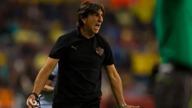 Gustavo Costas durante un partido del Atlas