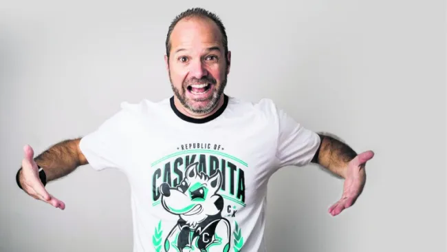 Luis García posa con uno de sus modelos