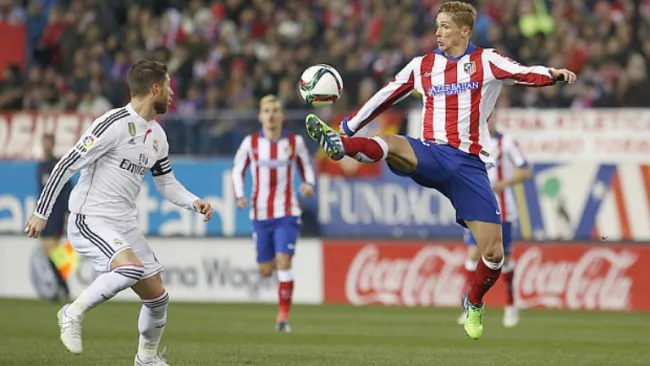 Sergio Ramos y Fernando Torres en un derbi madrileño