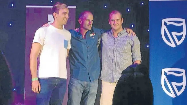 Hartwig y Potgeiter posan para una foto después de su hazaña