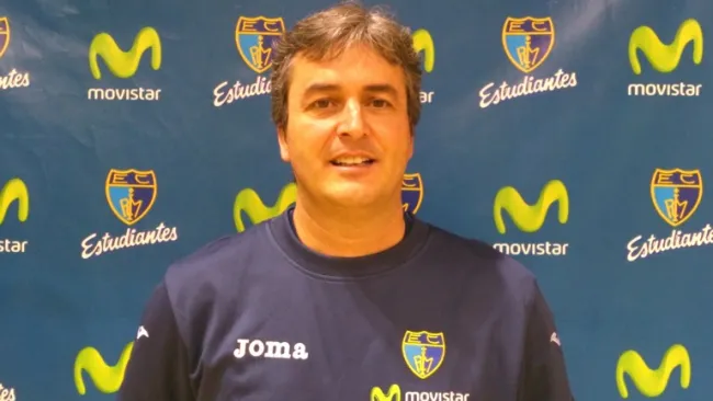 Valdeolmillos posa para la foto oficial con su nuevo equipo