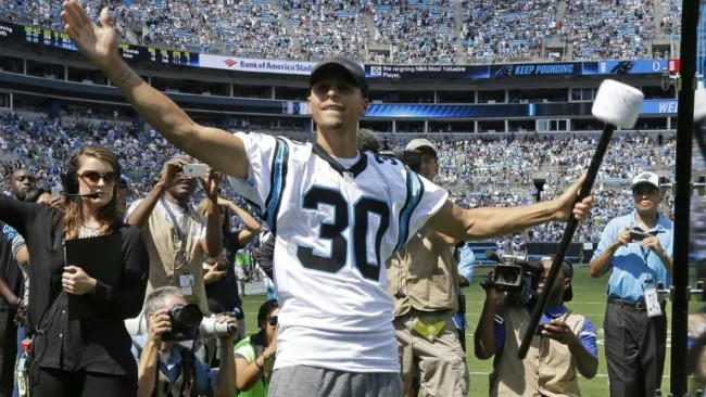 Stephen Curry, presente en un cotejo de las Panteras de Carolina