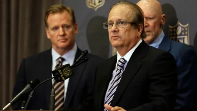 Dean Spanos en conferencia de prensa junto a Roger Goodell