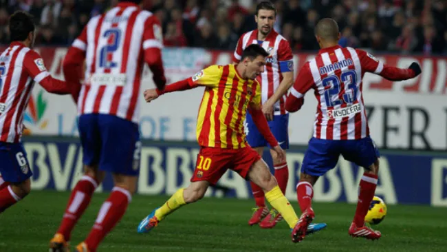 Messi controla el balón entre varios jugadores del Atlético