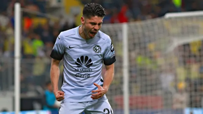 Oribe Peralta festeja un gol contra el Atlas