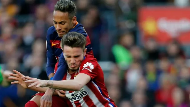 Ñíguez pelea un balón con Neymar
