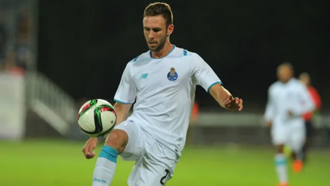 Layún controla el balón frente al Estoril