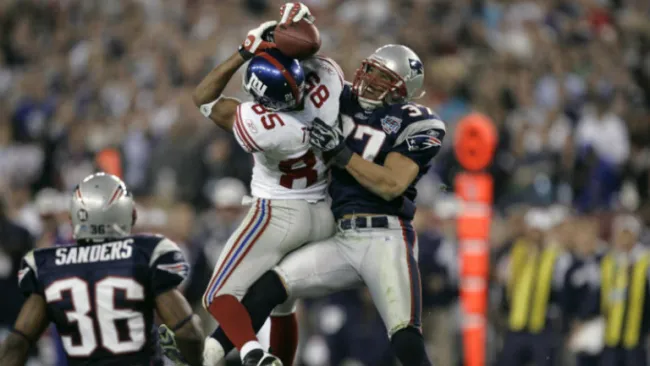 David Tyree sujeta el ovoide con el casco
