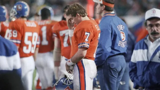 Elway, triste en la banca durante un Super Bowl