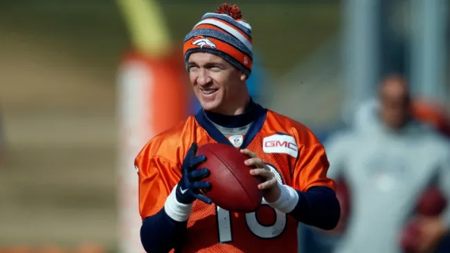 Peyton Manning durante un entrenamiento de los Broncos