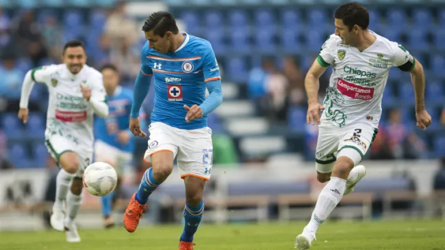 Benítez controla el balón contra Chiapas