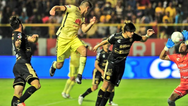 Aguilar se eleva para vencer a Michel con un testarazo