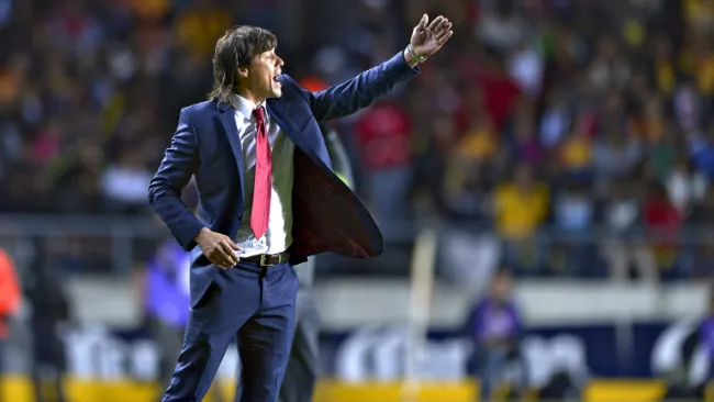 Almeyda durante el partido contra Monarcas