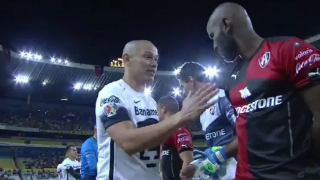 Verón y Baloy durante el momento del incidente