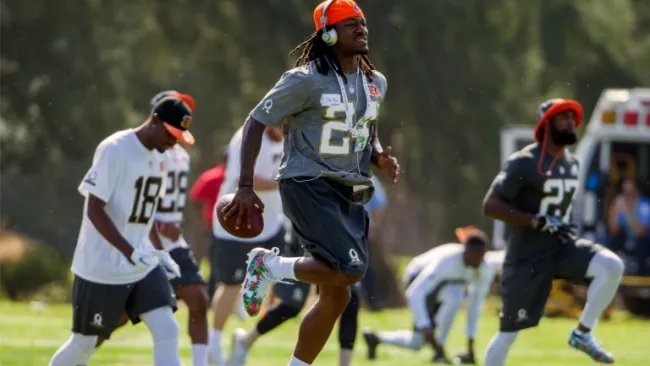 Adam Jones entrena en Hawái