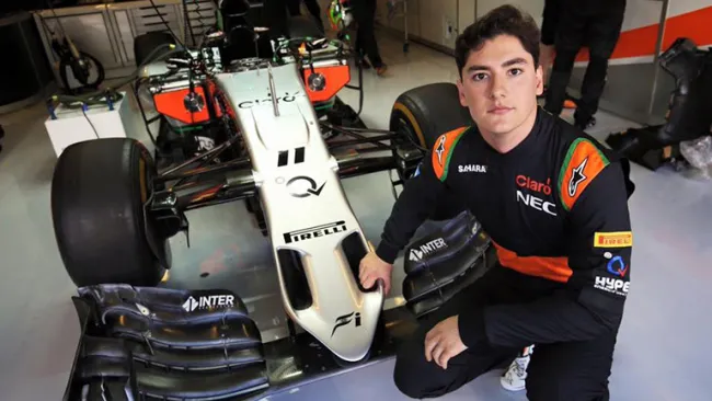 Alfonso Celis, posando frente al monaplaza de Force India