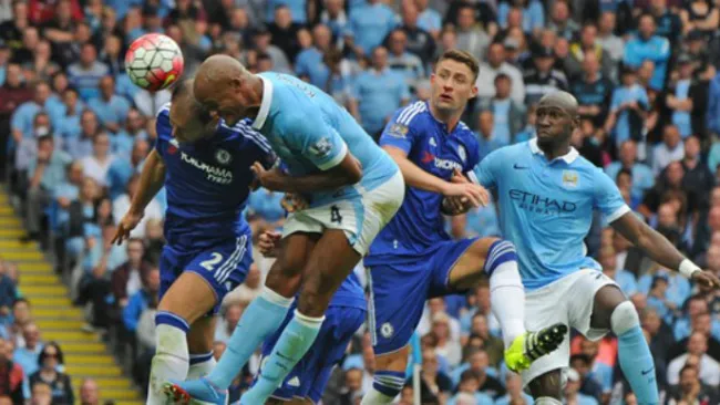 Jugadores de Chelsea y Manchester City disputan un partido