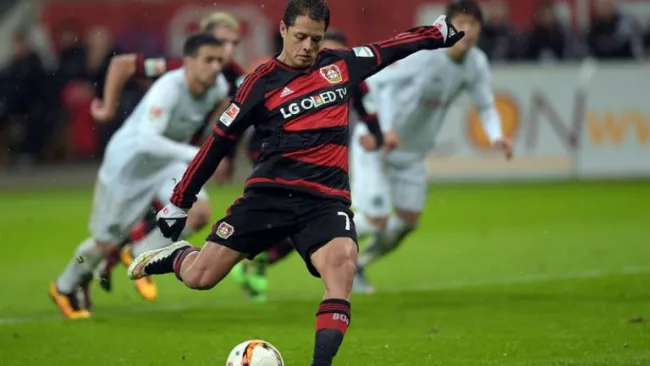 Chicharito cobrando un penalti con el Bayer Leverkusen