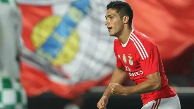 Raúl Jiménez durante un partido de Benfica