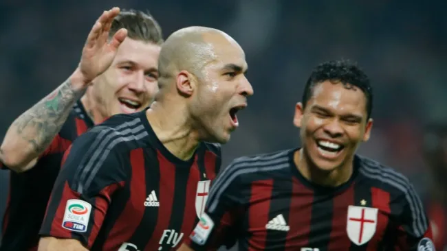 Alex festeja el primer gol del partido con sus compañeros