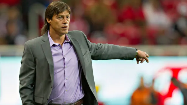 Matías Almeyda reparte indicaciones en juego de Chivas