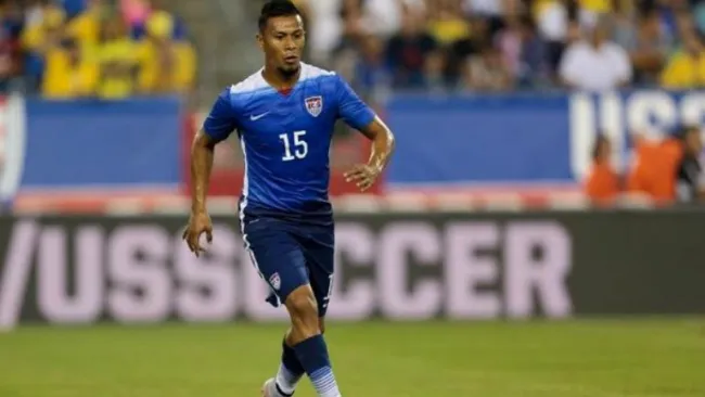 Michael Orozco en un duelo con la Selección de EU