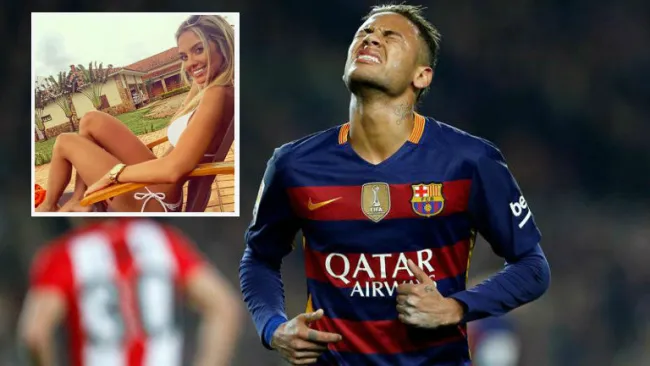 Neymar se lamenta durante una acción en juego del Barcelona