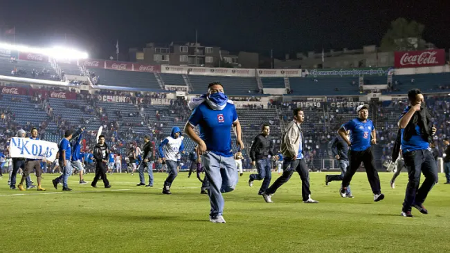 Aficionados de Cruz Azul invaden la cancha tras eliminación celeste