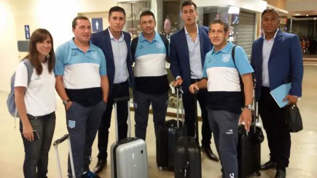 Parte del Racing, en el aeropuerto de Argentina, previo al viaje a México