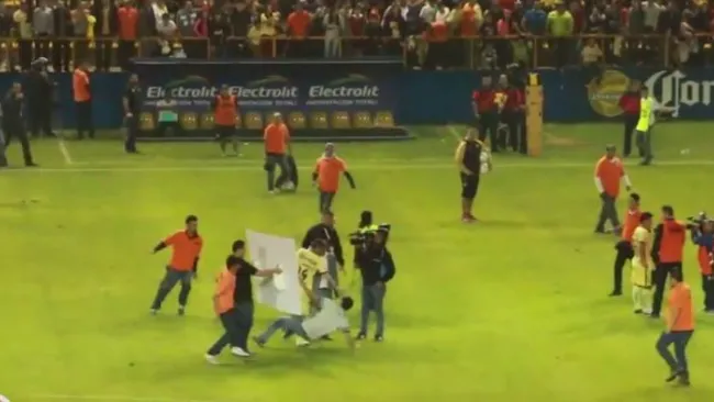 Momento en que el aficionado se resbala