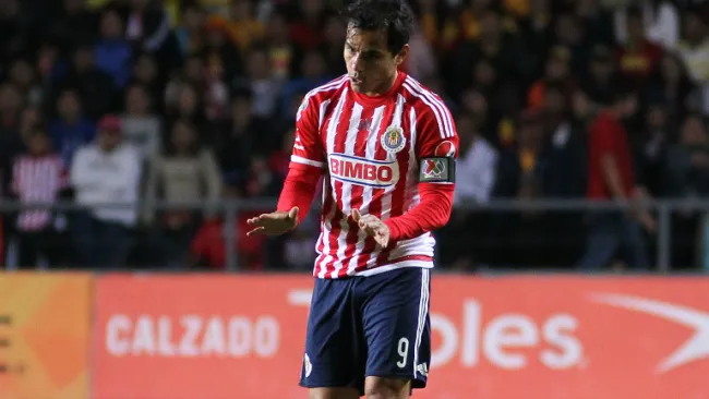 Bravo en partido con Chivas