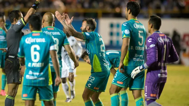 Jugadores de Atlético San Luis reclaman una marcación 