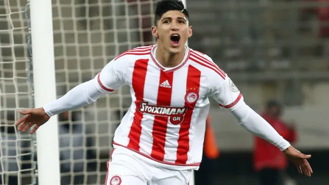 Pulido en partido con el Olympiacos