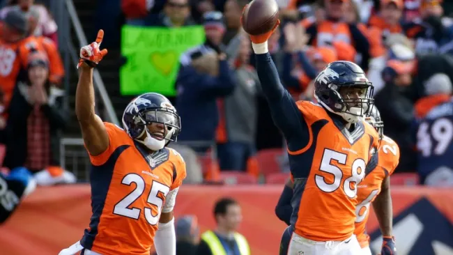 La defensiva de Denver celebra una jugada