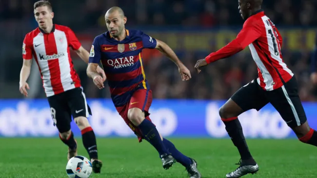 Mascherano disputa un duelo con el Barcelona