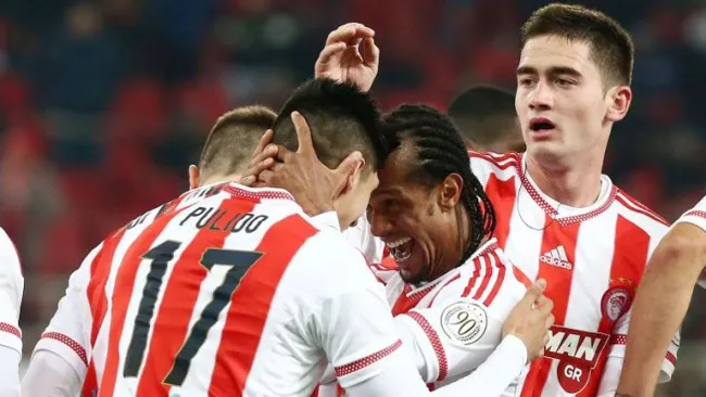 Alan Pulido festeja un gol con Olympiacos