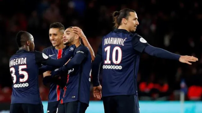 Ibrahimovic festeja un gol con el PSG